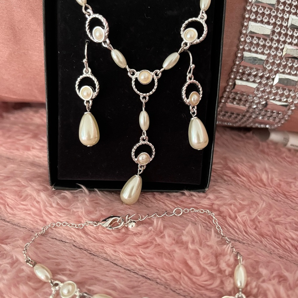 Avon Silver and Pearl Necklace Set